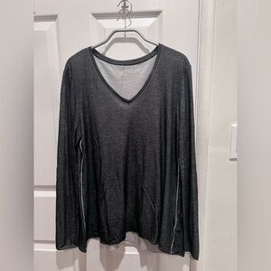 Purotatto Gray V-Neck Top